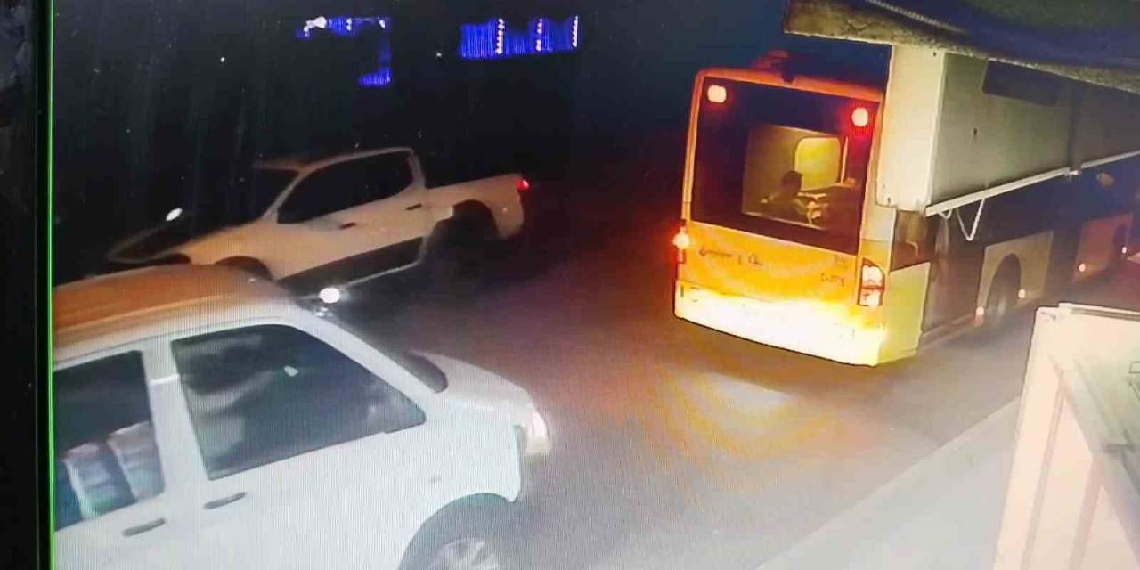 Ataşehir’de Seyir Halindeki Otomobile Çarpıp Kaçan Araç Kamerada