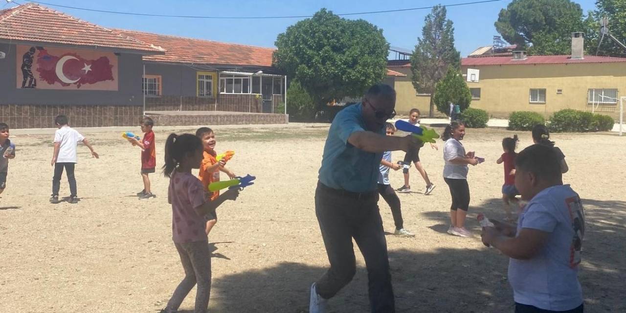 Sıcaktan Bunalan Öğrenciler Hem Eğlendi Hem De Serinledi