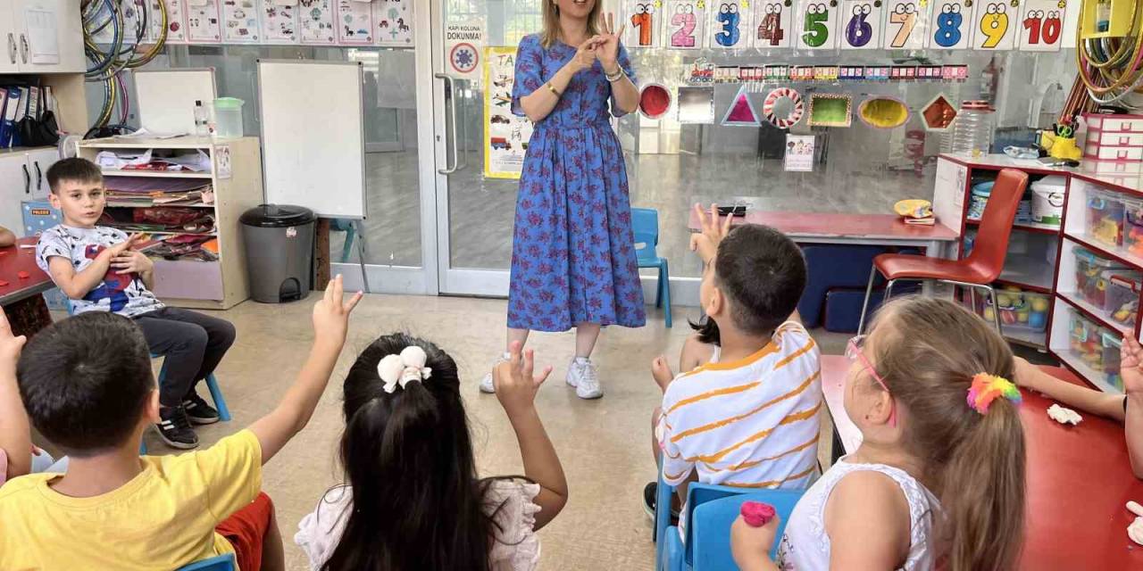 Miniklerin Huri Öğretmeni, Engellerini Öğrencileriyle Aşıyor
