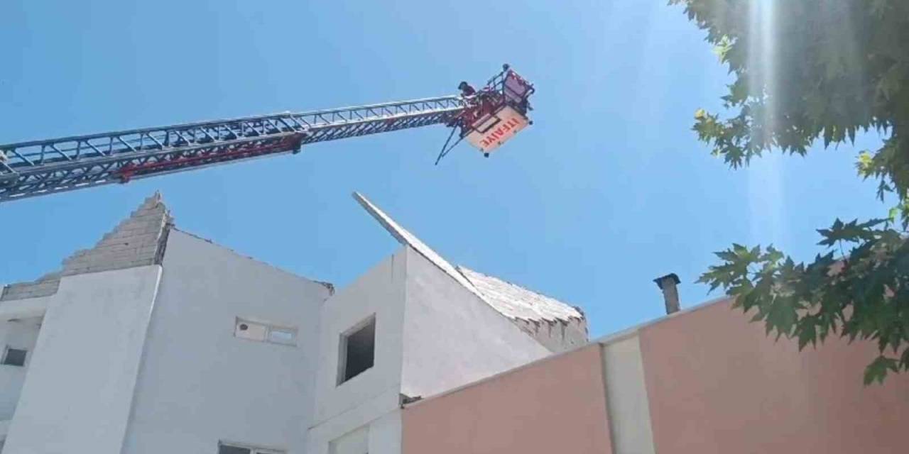 Yıkılma Tehlikesi Bulunan Duvar İtfaiye Tarafından Yıkıldı