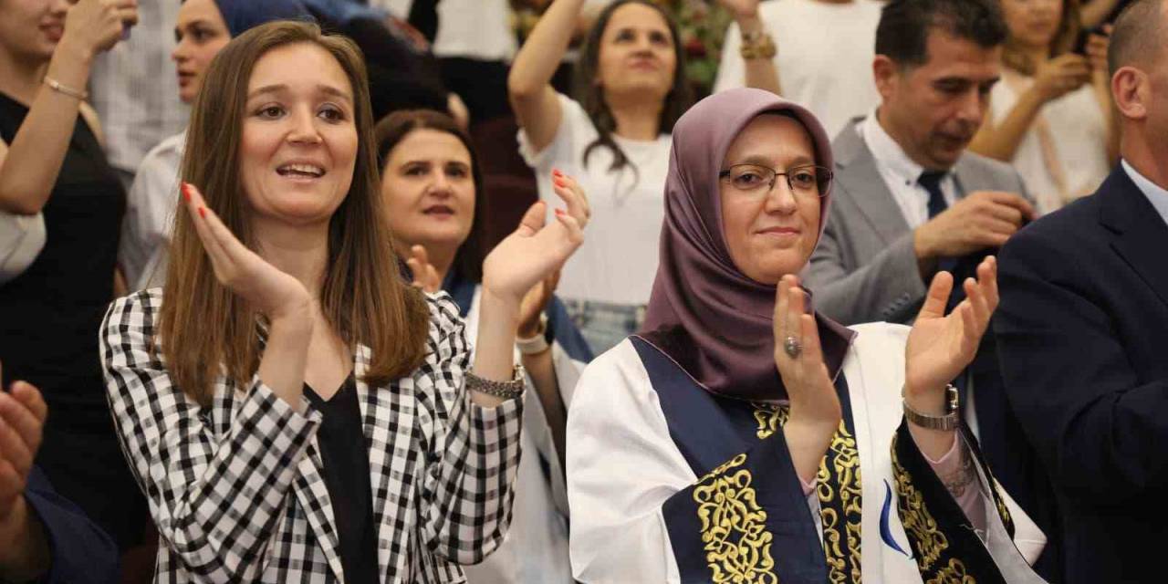 Başkan Durbay Öğrencisi Olduğu Cbü’de Mezuniyet Coşkusuna Ortak Oldu