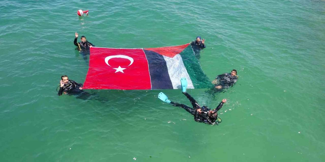 Van Gölü’nün Yüzeyinde Türk Ve Filistin Bayrakları Açıldı