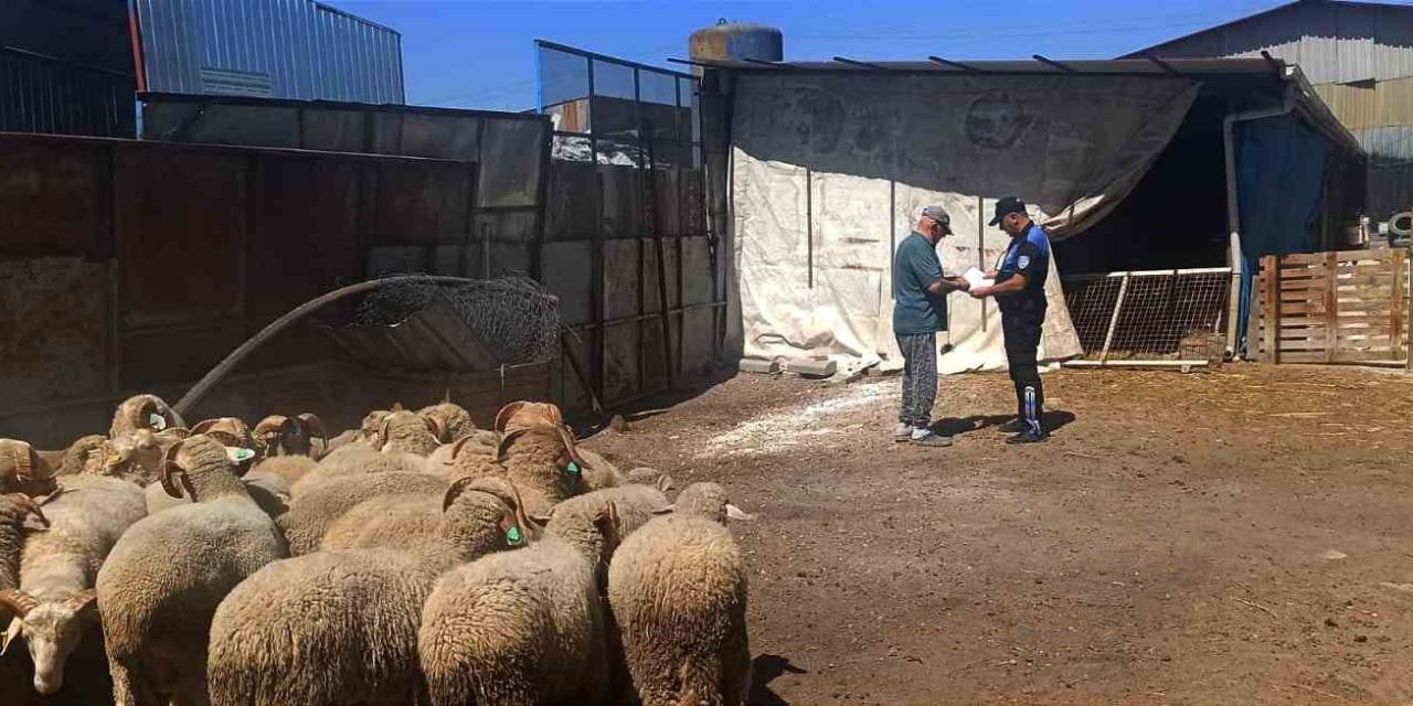 Polisler Kurban Satış Pazarındaki Esnafı Dolandırıcılık Ve Hırsızlık Olaylarına Karşı Bilgilendirdi