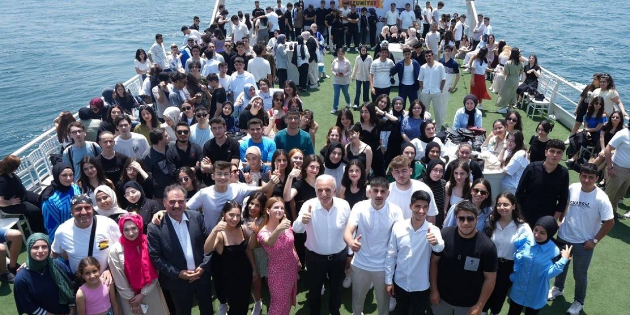 Başkan Yıldırım’dan Öğrencilere Mezuniyet Hediyesi: İstanbul’da Boğaz Turu