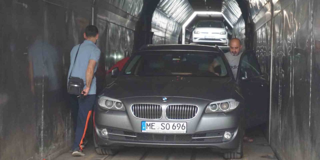 Arabalı Trenle Akın Akın Geliyorlar