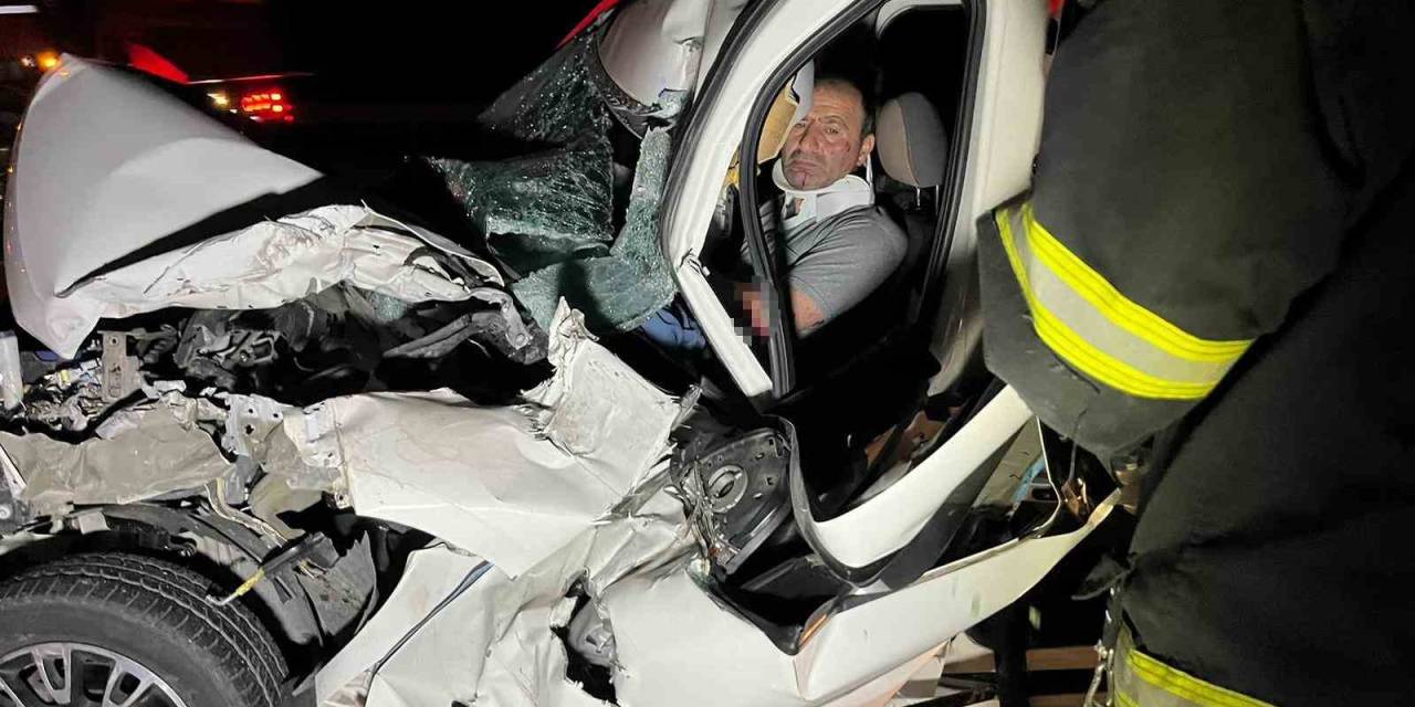 Tem’de Kamyonete Çarpan Hafif Ticari Araç Hurdaya Döndü: 1 Yaralı