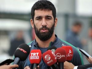 Arda Turan’dan Van Persıe’ye Gönderme