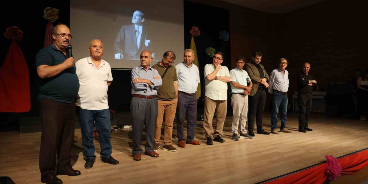 Emektar Öğretmenlerin Öğrencileriyle Duygusal Buluşması