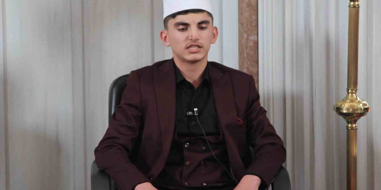 Hafız Öğrenci Gün Boyu Camide Kur’an-ı Kerim Okuyarak Hatim İndirdi