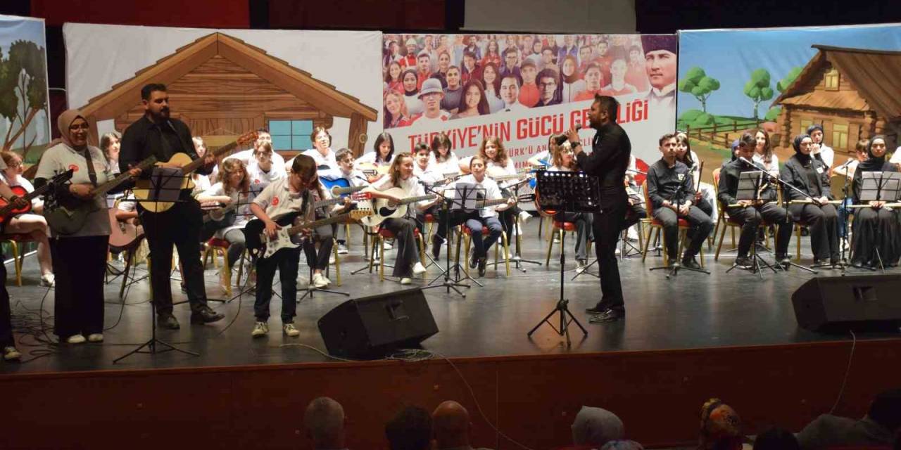 Yıl Sonu Gösterilerinde Renkli Sahneler