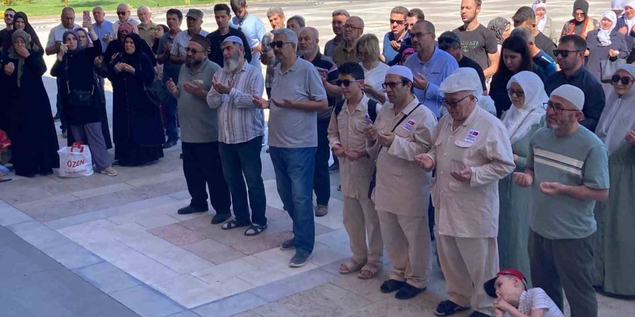 Hacı Adayları Dualarla Uğurlandı