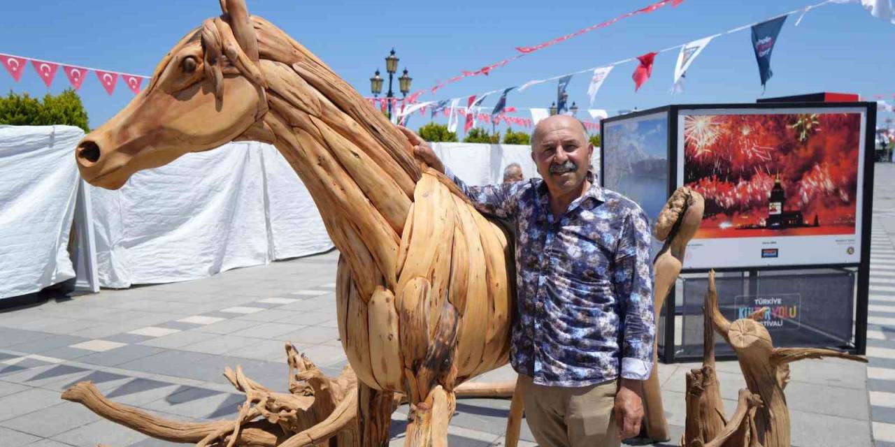 Ağaç Kökünden Yapılan Gerçek Boyuttaki At, Dikkat Çekiyor