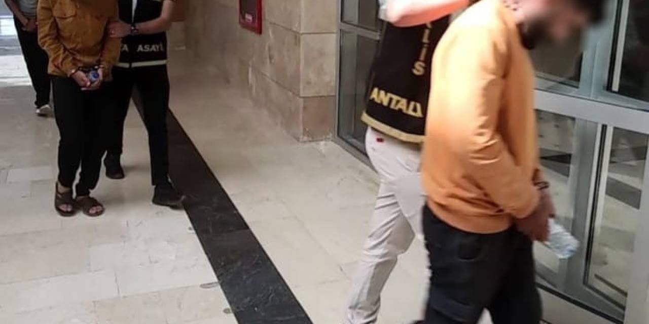 Kendilerini Mit Görevlisi Olarak Tanıtıp 139 Bin 600 Dolar Dolandırdılar