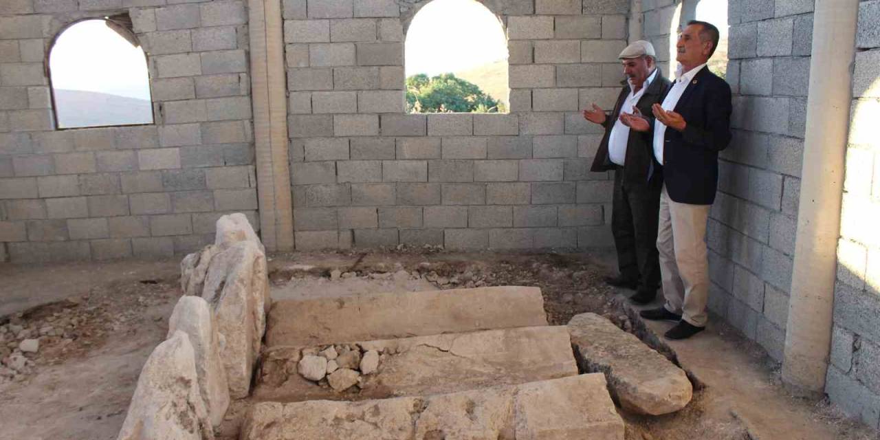 Siirt’te Restore Edilen Türbenin İçinden Başka Mezarlar Ortaya Çıktı