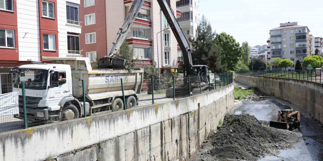 Dere Yatakları İş Makineleri İle Temizlendi