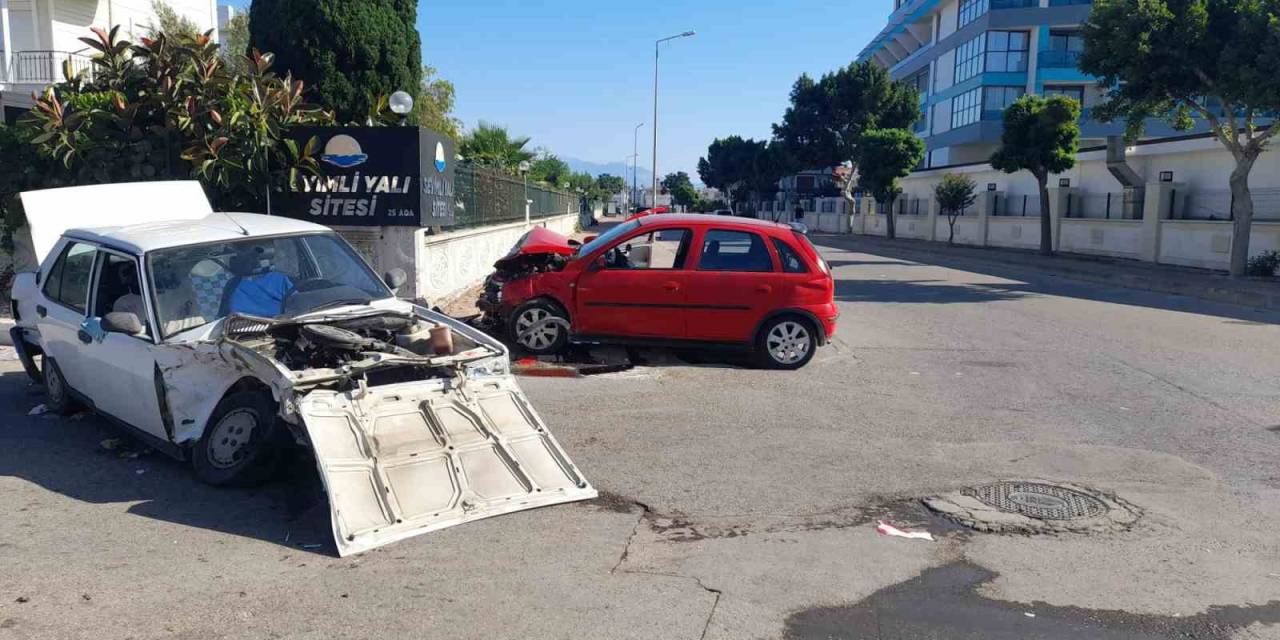 İki Otomobil Kafa Kafaya Çarpıştı: 2 Yaralı