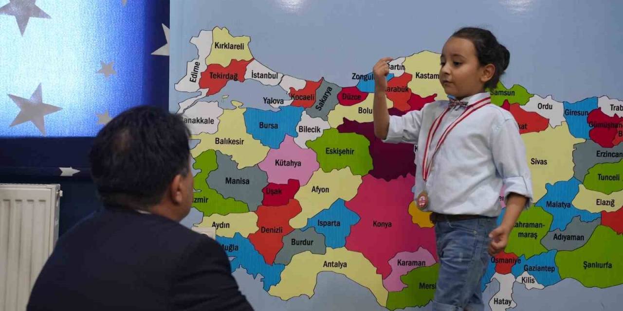 6 Yaşında Tarih Dersi Verdi