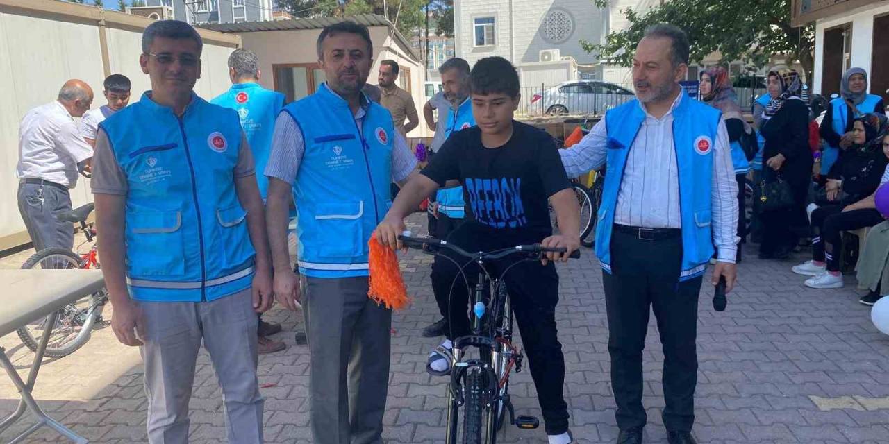 Yetim Öğrencilere Bisiklet Dağıtımı Yapıldı