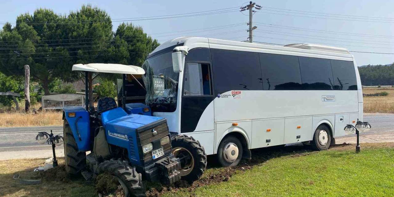 Minibüs Traktöre Çarptı: 1 Yaralı