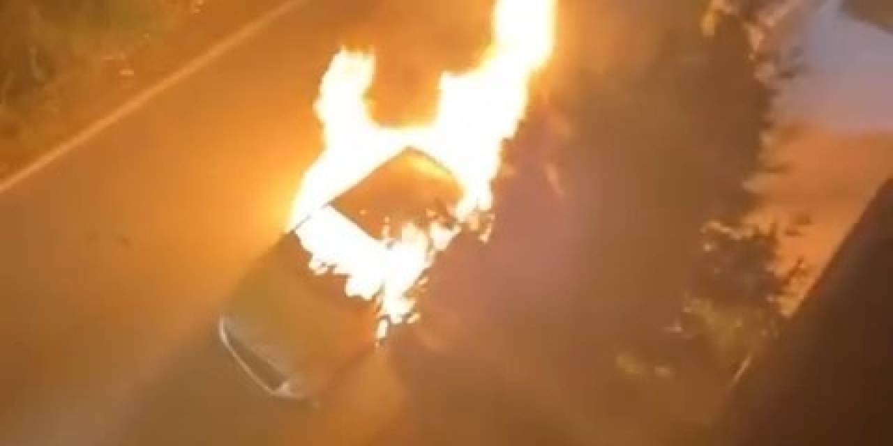 Park Halindeki Otomobil Alev Alev Yandı