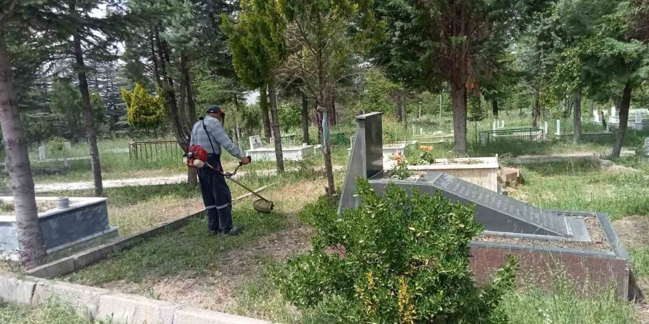 Pazaryeri Belediyesi Mezarlıkta Genelinde Genel Bakım Ve Temizlik Çalışma Yaptı