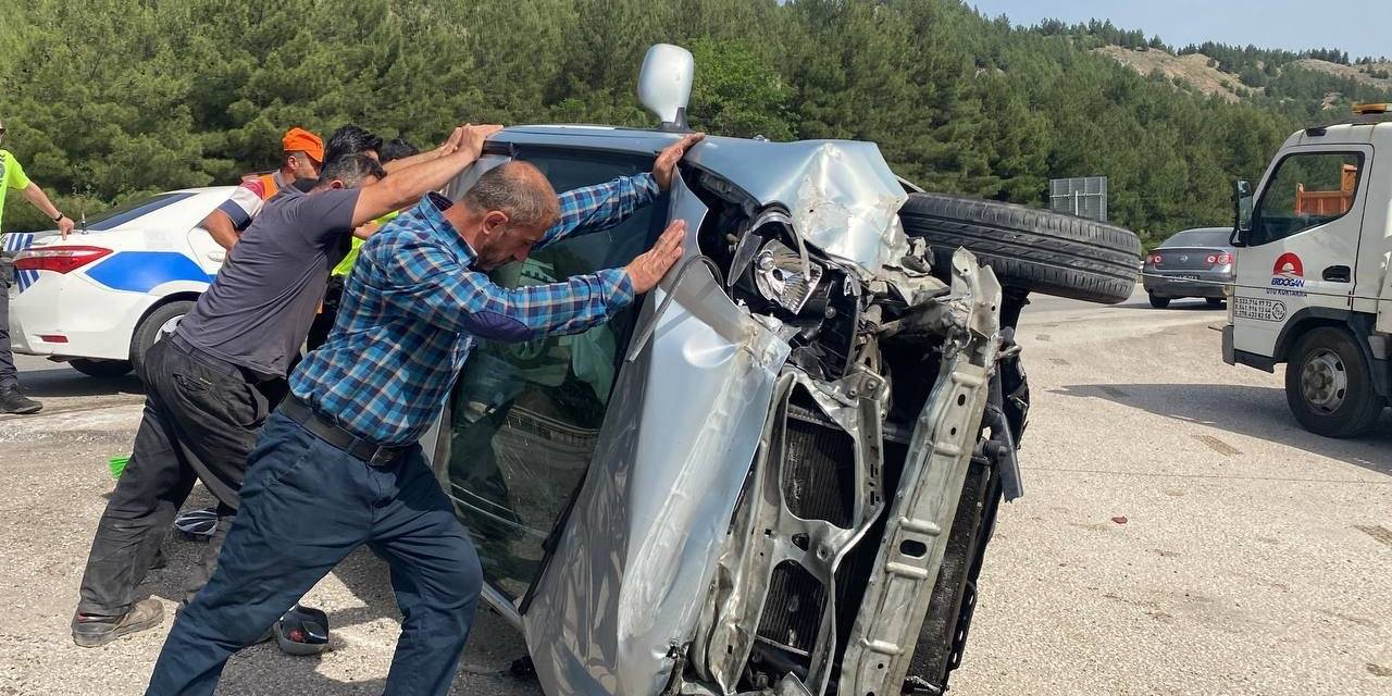 Bariyerlere Çarpan Hafif Ticari Araç Devrildi : 1 Yaralı