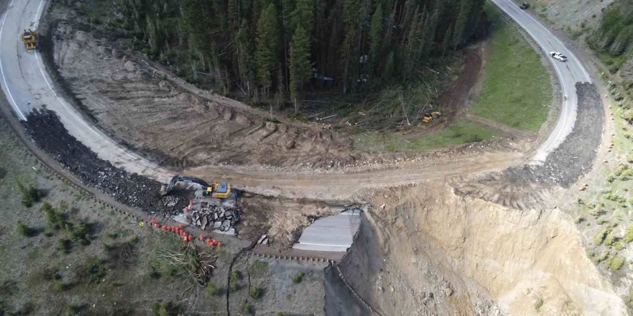 Abd’de Dağ Geçidinde Yol Çöktü