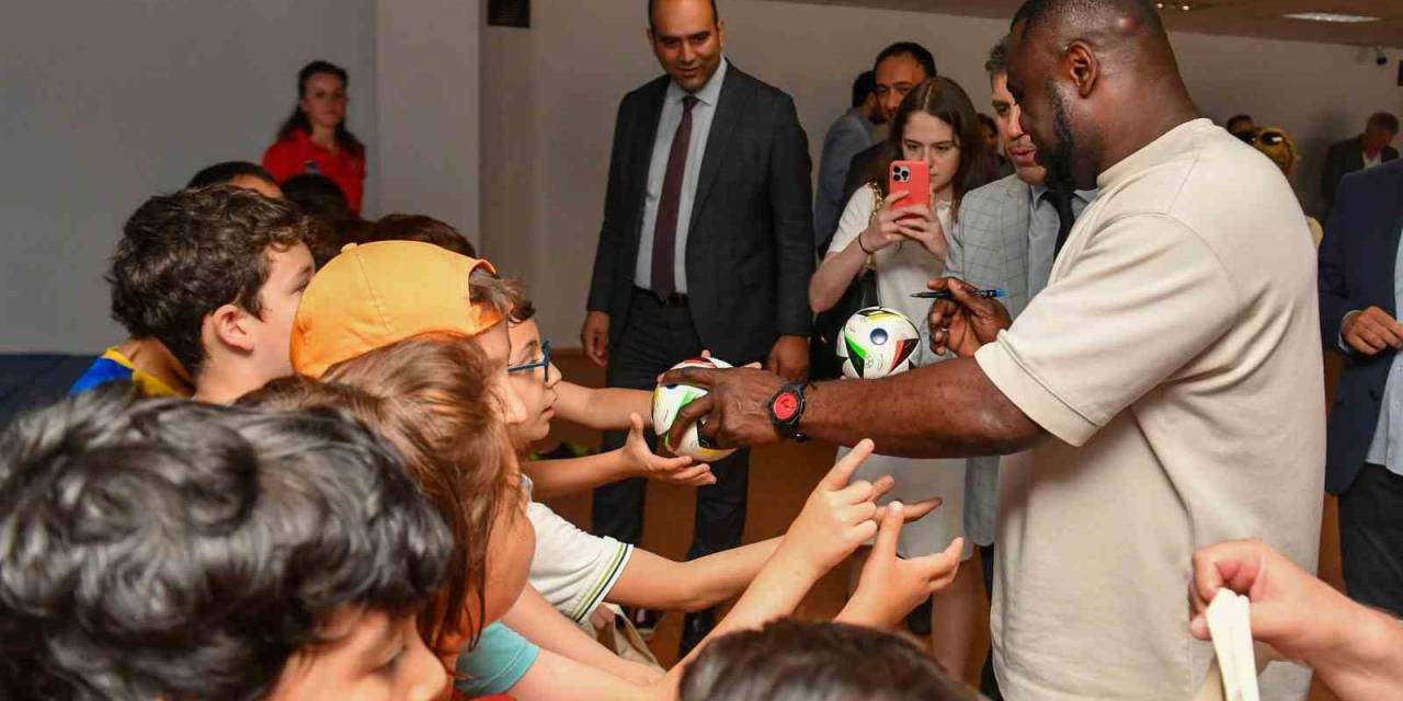 Futbolcu Asamoah "ankara Sokaklarında Çalışan Çocuklar Merkezi"ni Ziyaret Etti