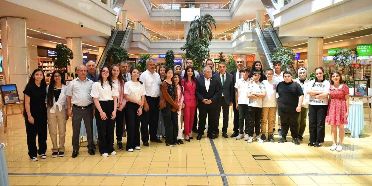 Başkan Büyükkılıç, Öğrencilerin Sergisini Açtı, Esnaf Ve Vatandaşlarla Sohbet Etti