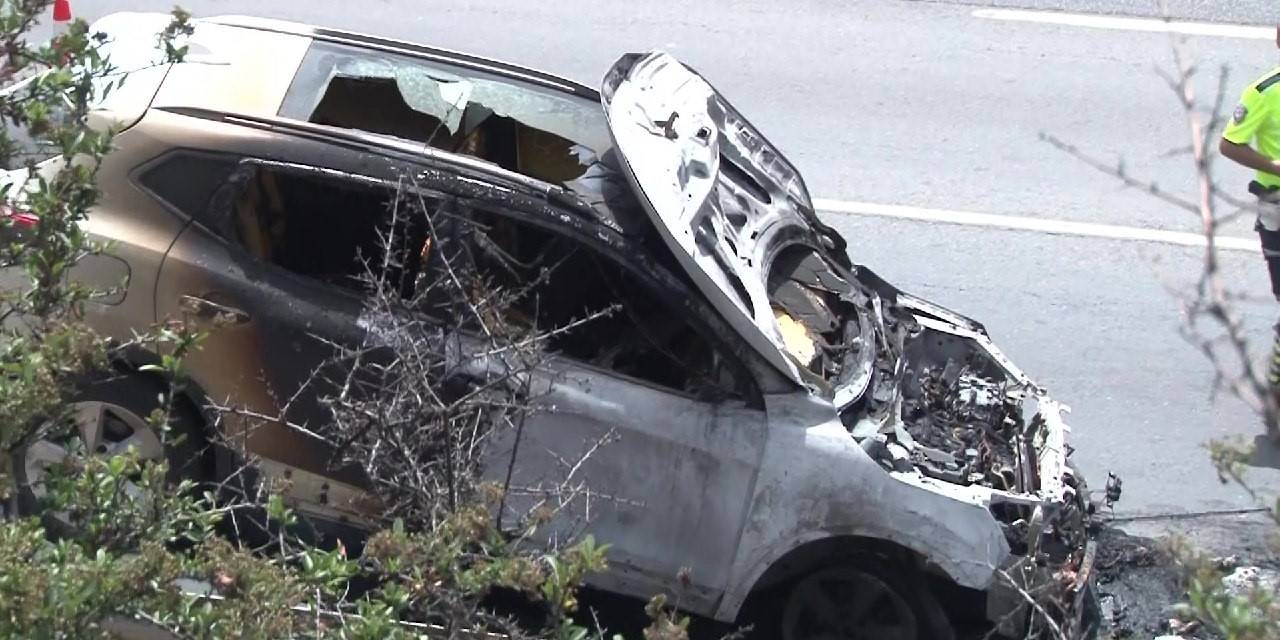 Ümraniye’de Bir Otomobil Alev Alev Yandı