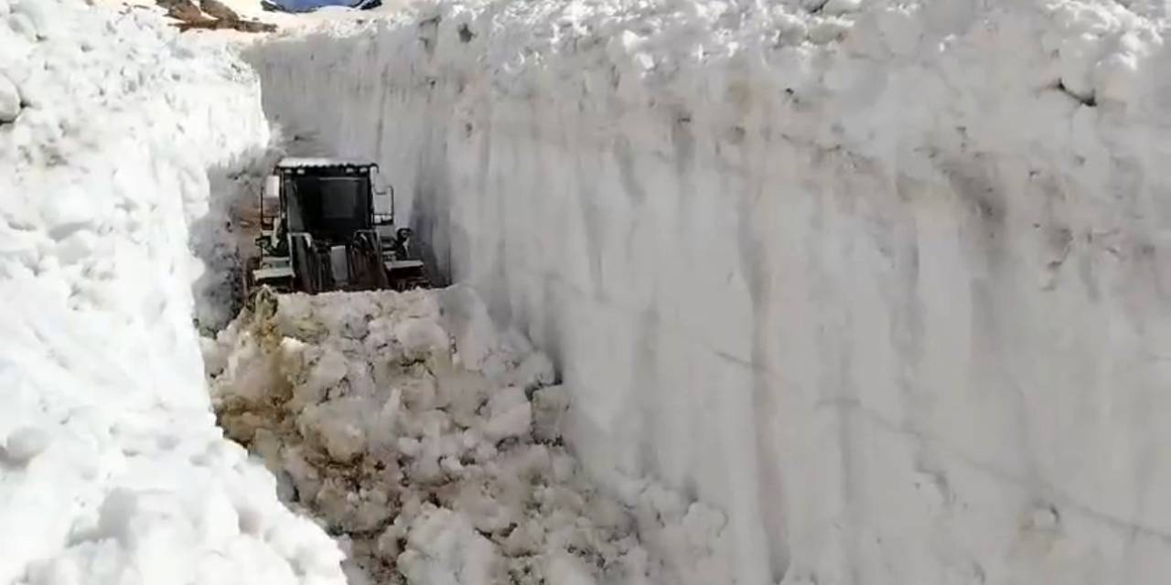 Haziran Ayında 6 Metreyi Bulan Karda Yol Açma Çalışması