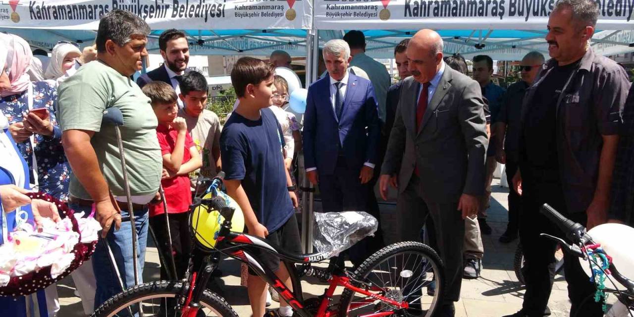 Kahramanmaraş’ta 50 Yetim Çocuğa Karne Hediyesi