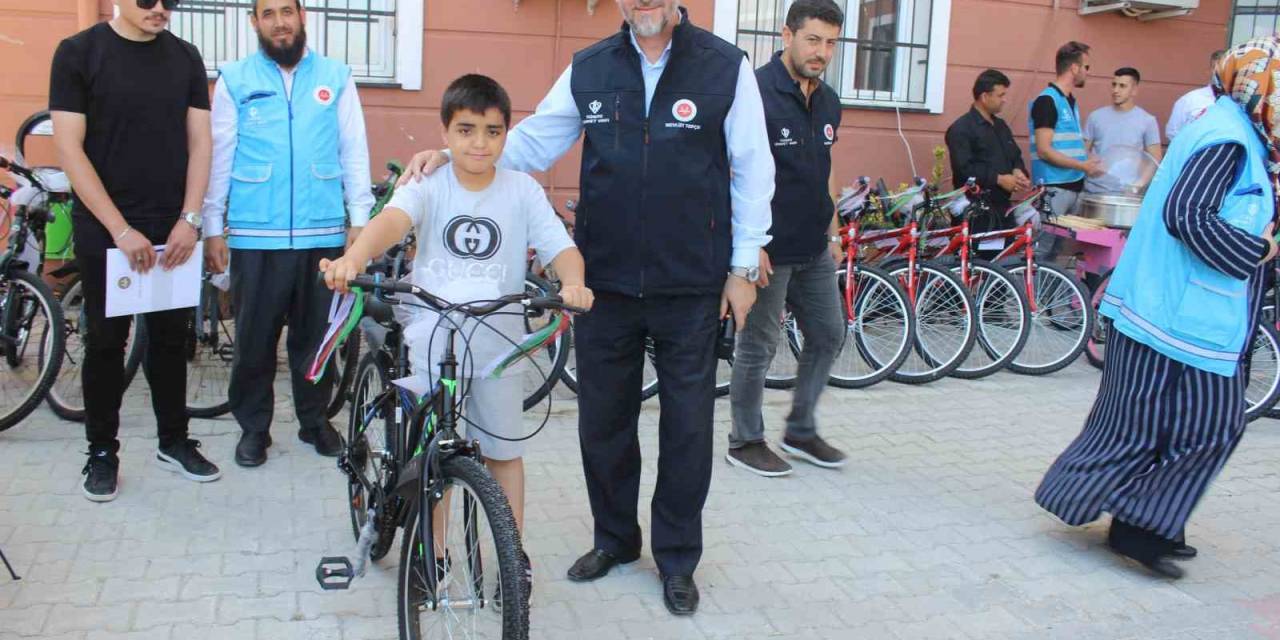 Depremzede Yetimlerin Yüzü Hediye Edilen Bisikletlerle Güldü