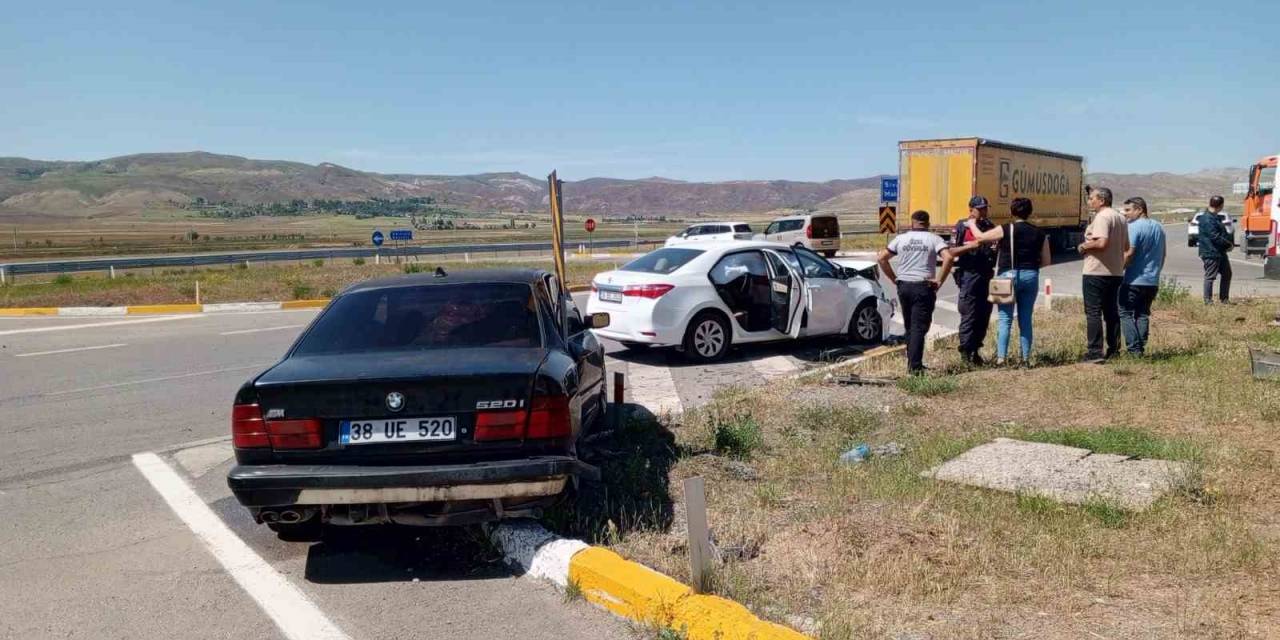Sivas’ta Otomobiller Çarpıştı: 4 Yaralı