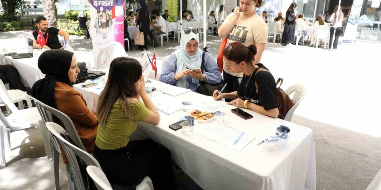Eyüpsultan’daki İstihdam Fuarında 25 Kurumsal Firma İş Arayanlarla Buluştu