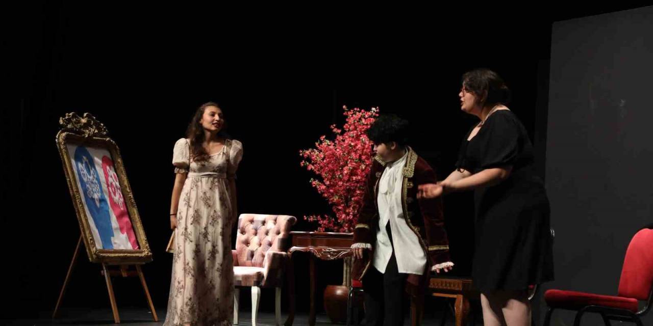 Esenler’de Tiyatro Sahnesine Çıkan Gençler Göz Doldurdu