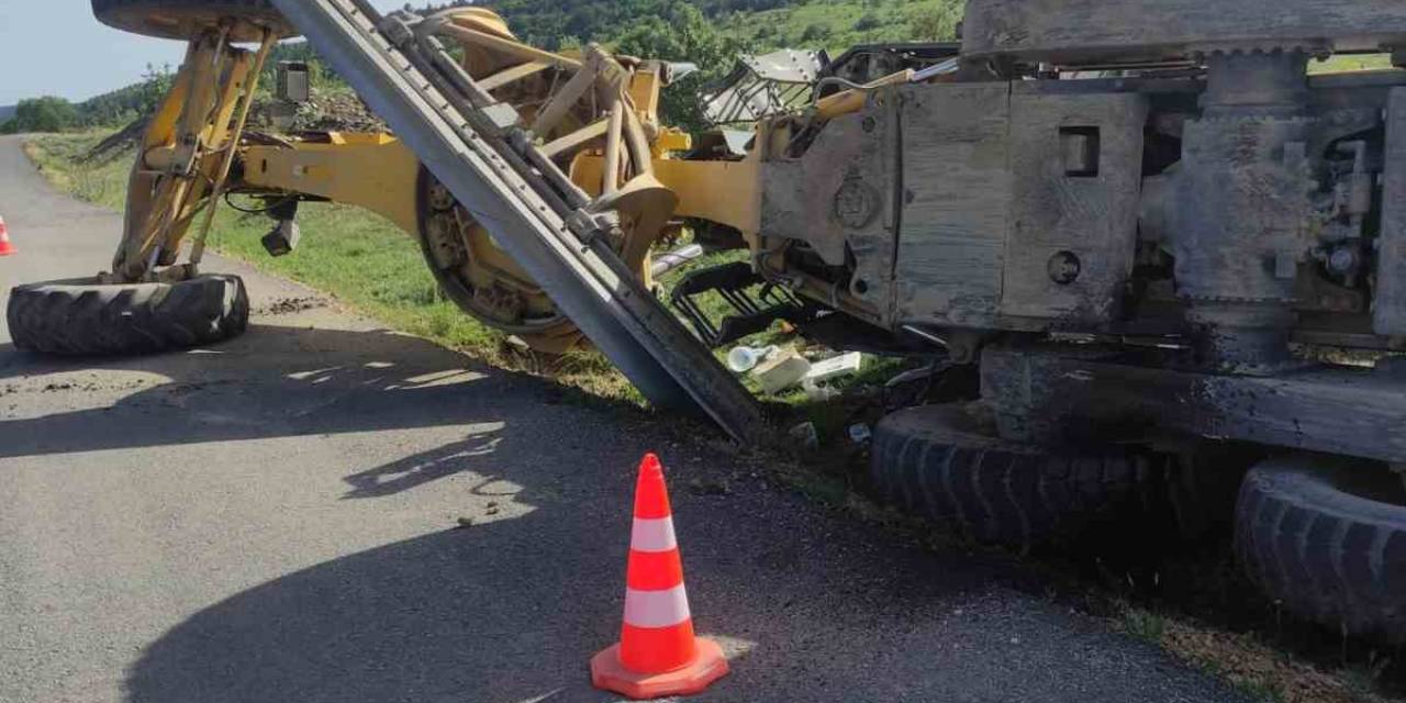 Özel İdareye Ait  İş Makinesi Devrildi: 1 Yaralı