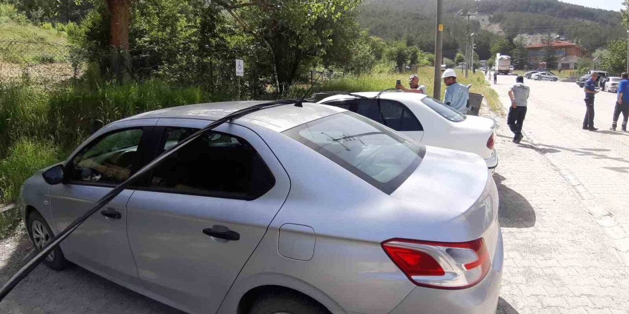 Kamyonun Yolculuğu Felaketle Sonuçlandı: Direk Söküldü, Yangın Çıktı