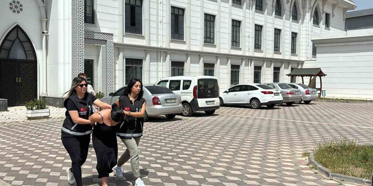 Kadın Maganda Genç Kızlara Dehşeti Yaşatmıştı: Tutuklandı