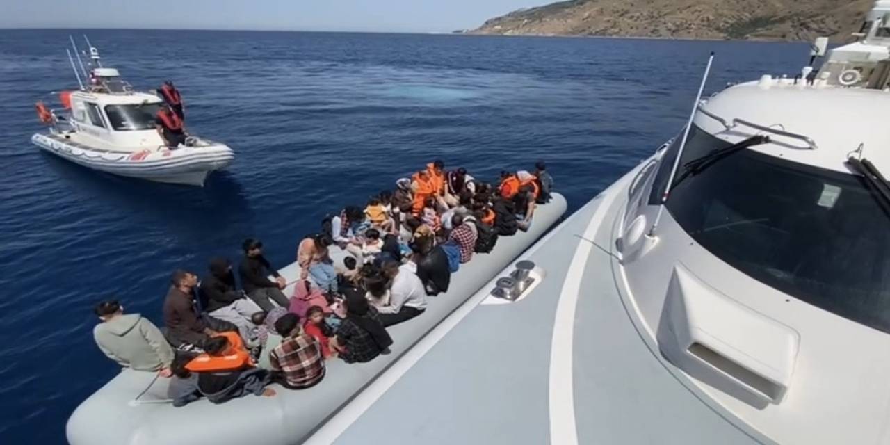 Ayvacık Açıklarında 54 Kaçak Göçmen Yakalandı