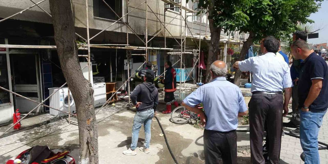 Tavşanlı’da Çıkan Yangında Bir İş Yerinde Hasar Oluştu