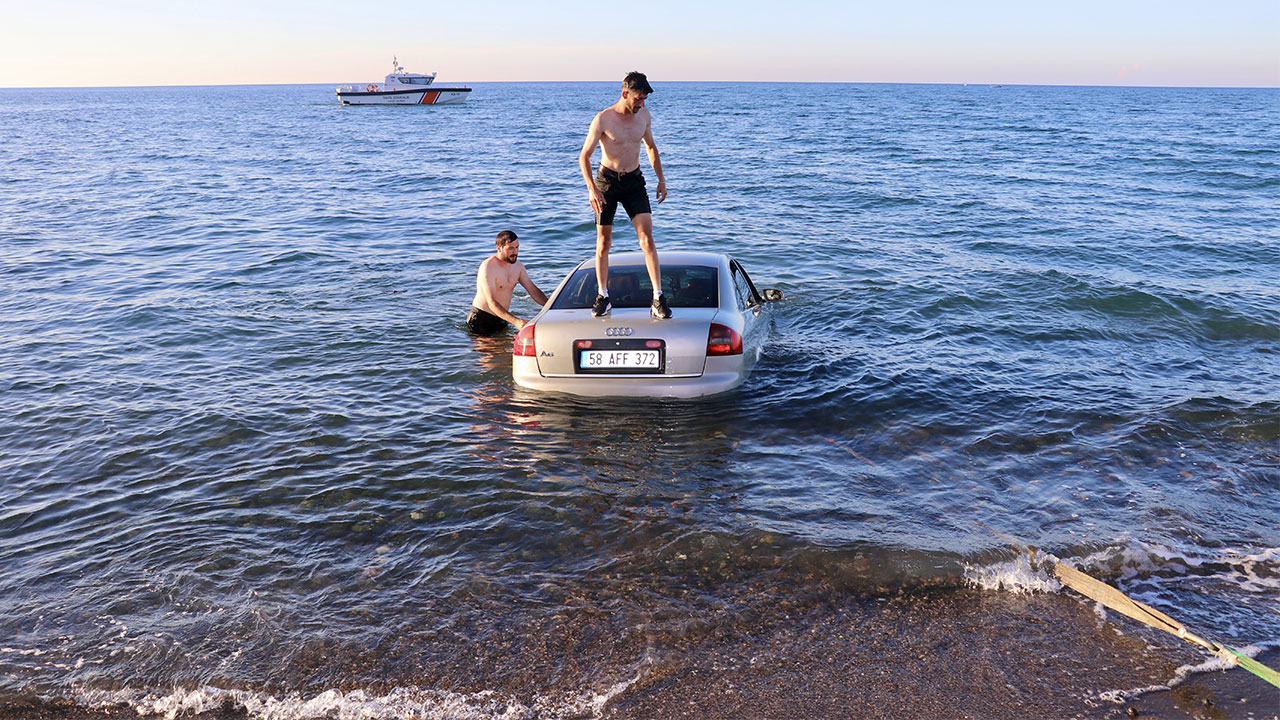 Trabzon'da denize düşen otomobilin sürücüsünü vatandaşlar kurtardı
