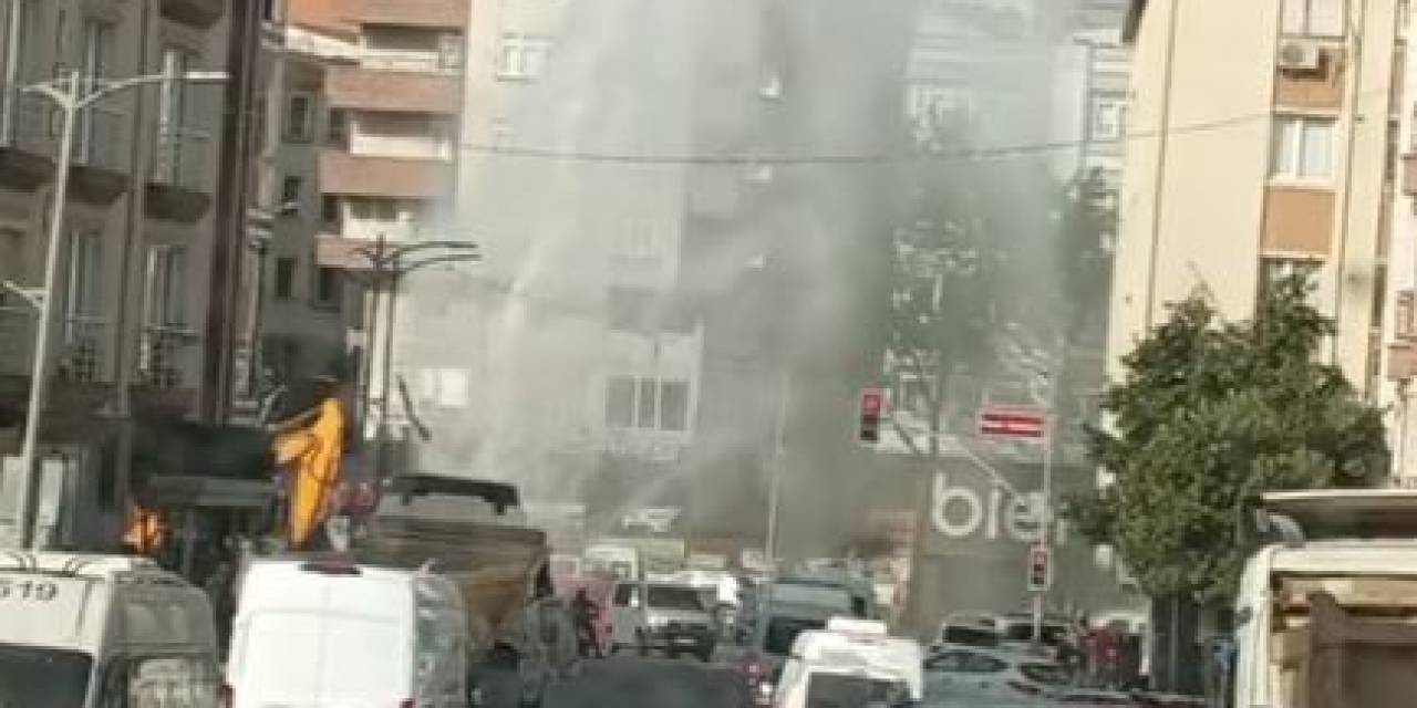 Bayrampaşa’da İş Makinesi Su Borusunu Patlattı