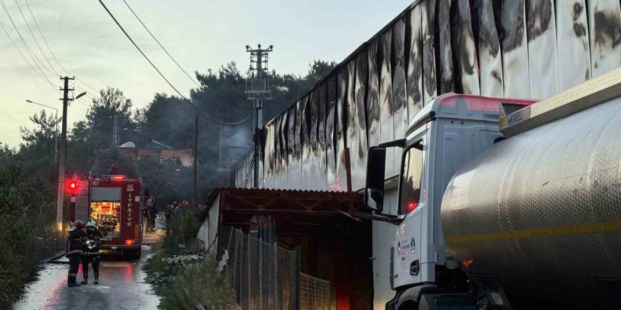 D-650 Kara Yolunu Dumana Boğan Fabrika Yangını 2 Buçuk Saat Sonra Söndürüldü
