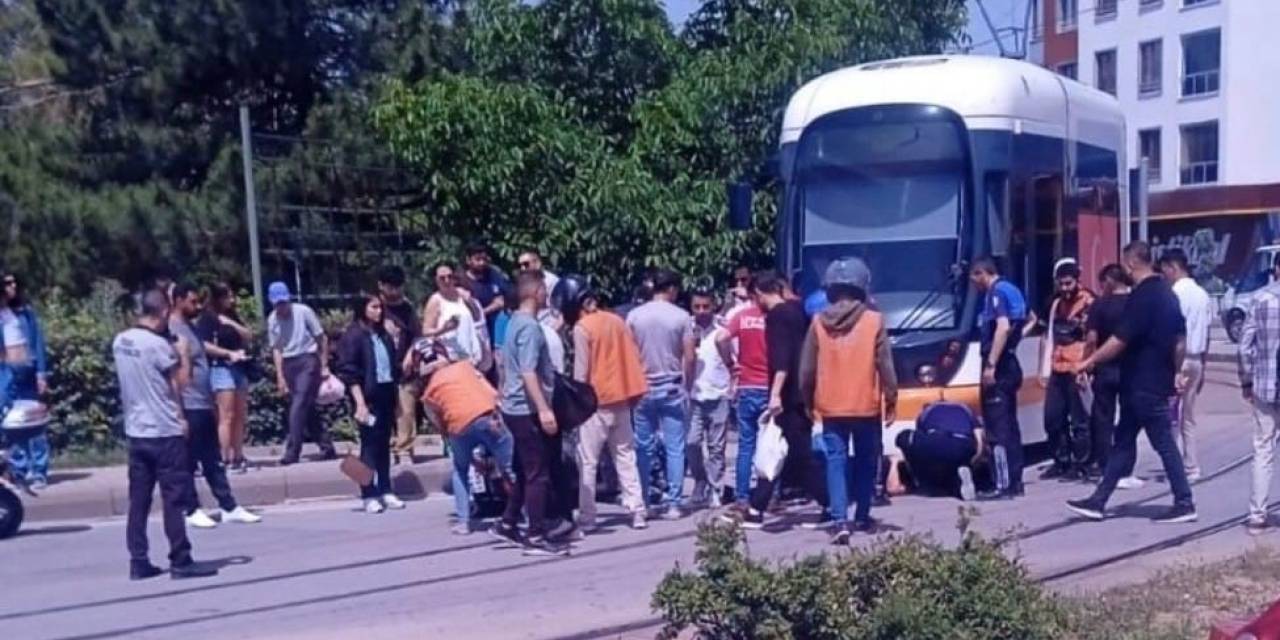 Tramvayın Altına Giren Motosiklet Sürücüsü Güçlükle Kurtarıldı