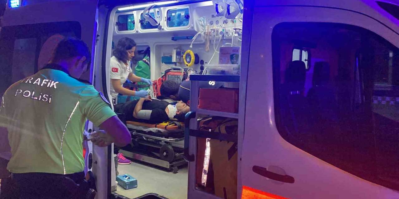 Otomobil Tır Ve Tabela Direğine Çarptı: 4 Yaralı