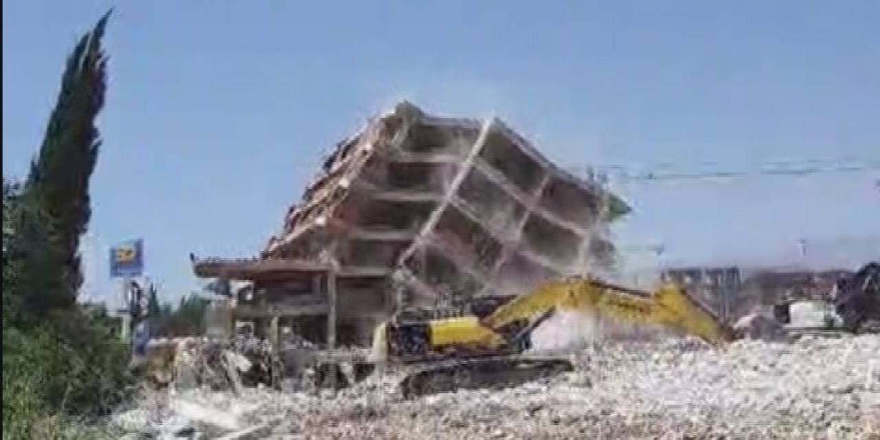 5 Katlı Binanın Yerle Bir Olma Anı Kamerada