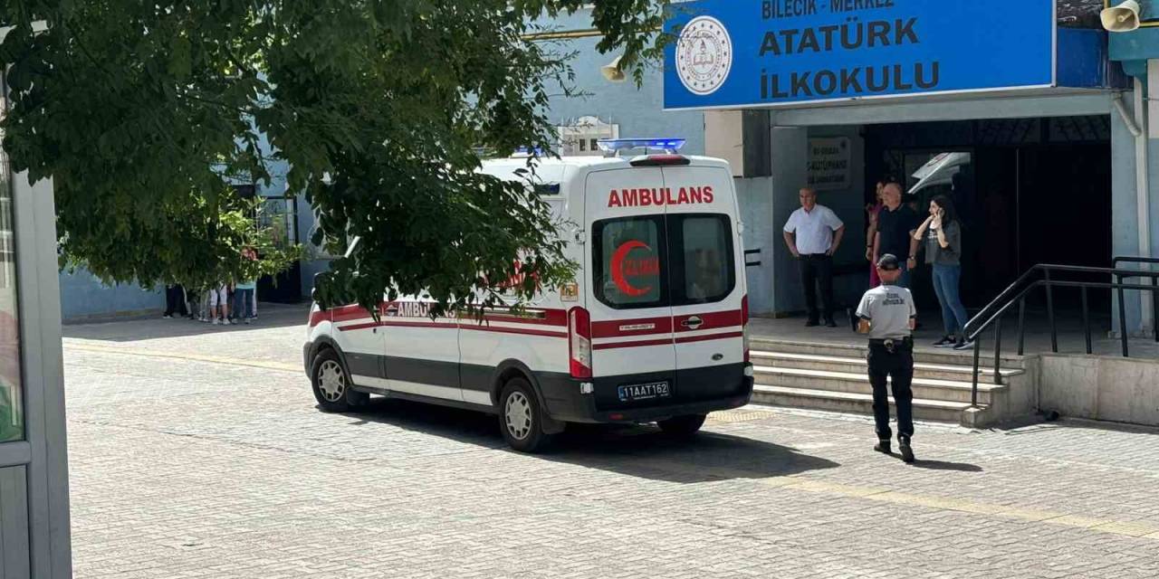 Su Sebilinden Taşan Suya Basarak Ayağı Kayan Öğrenci Hastanelik Oldu