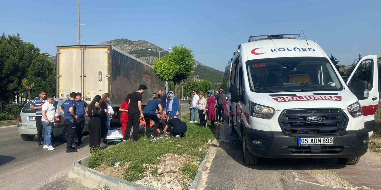 Yayaya Yol Vermek İçin Yavaşlayan Tıra Peşinden Gelen Otomobil Çarptı: 1 Yaralı