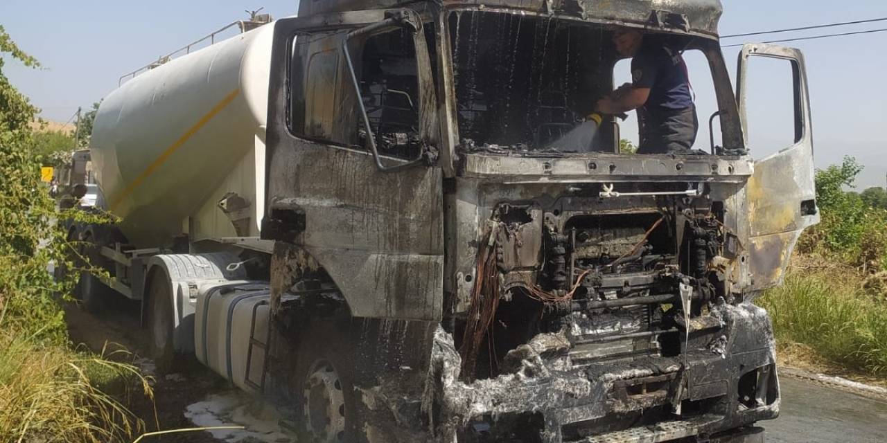 Silo Tankerindeki Yangın, Aracı Demir Yığınına Çevirdi